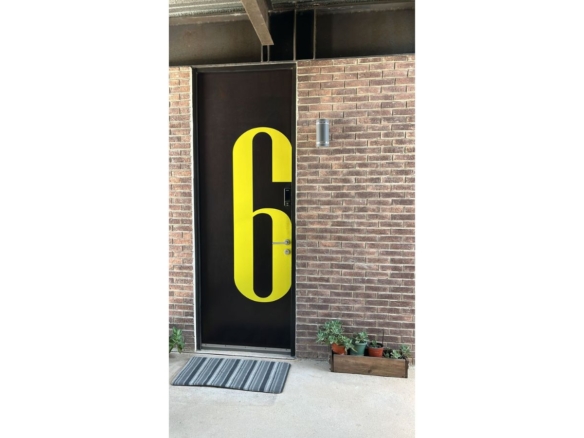 584